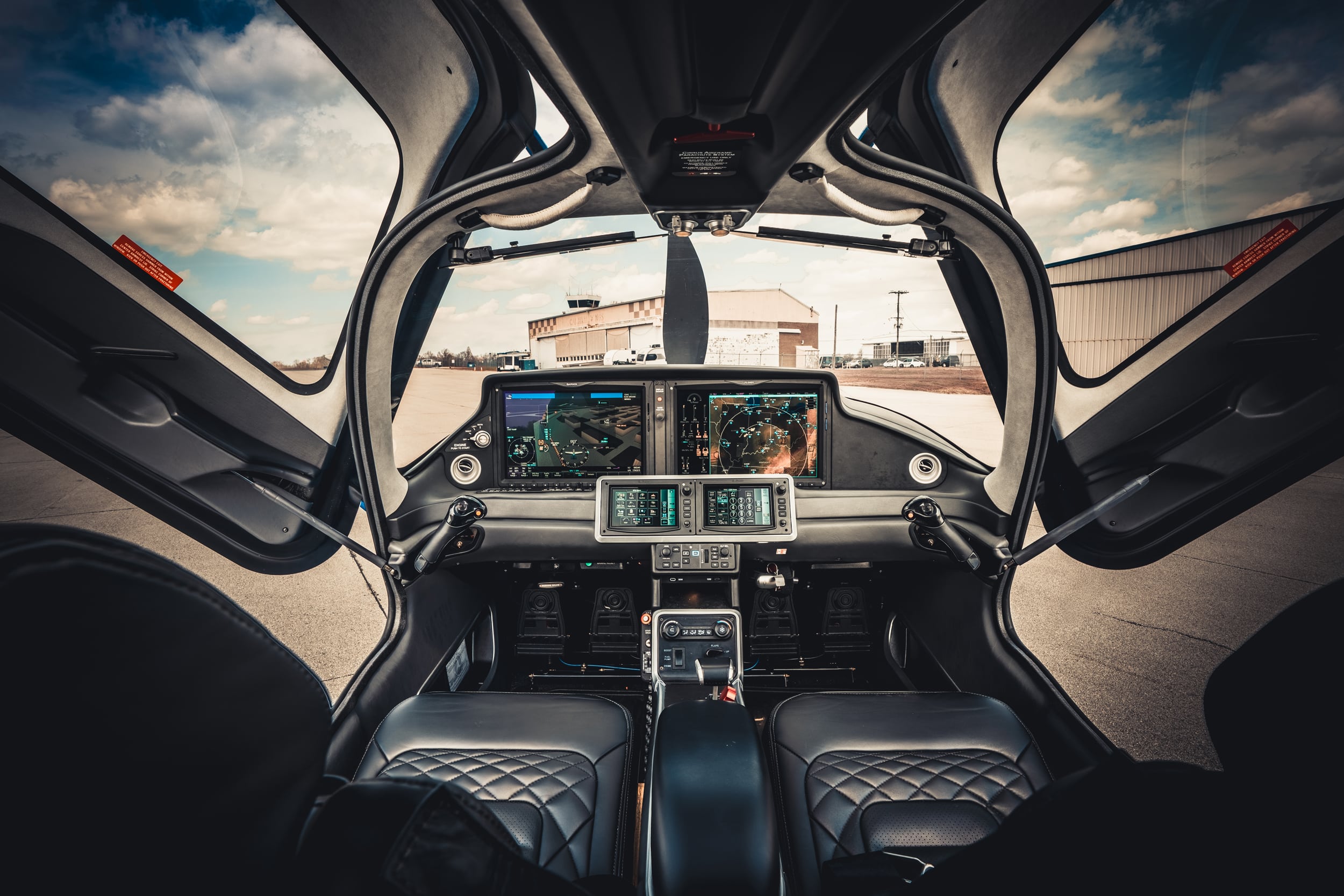 Cirrus flight training at Bowman Field