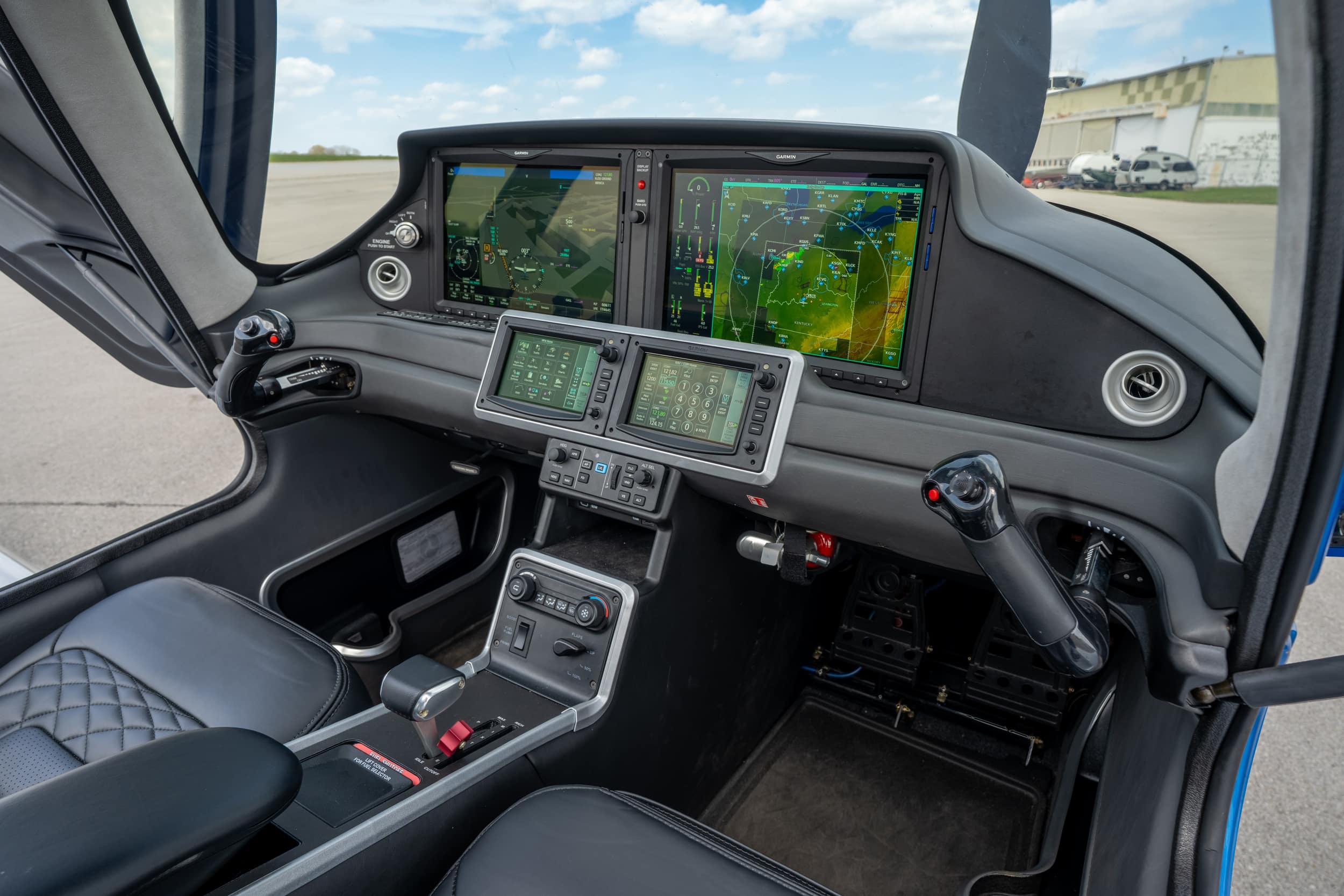 Cirrus flight training at Bowman Field