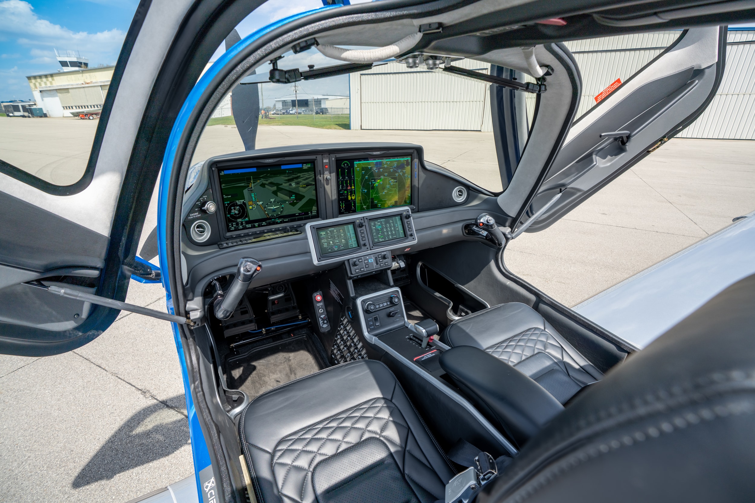 Cirrus flight training at Bowman Field