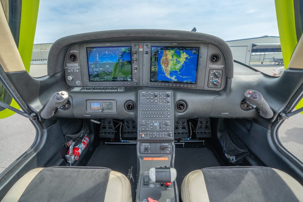 Cirrus SR22T flight deck and avionics